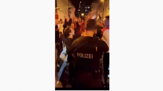 ფრანქფურტი: პოლიცია და გულშემატკივრები ხორვატიის გოლს ერთად აღნიშნავენ (ვიდეო) 9