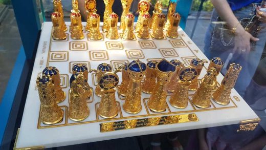 ფეხბურთის მეფეს ჭადრაკის დედოფლისგან - მესის გაფრინდაშვილი სიმბოლურ, სამეფო საჩუქარს გადასცემს 8