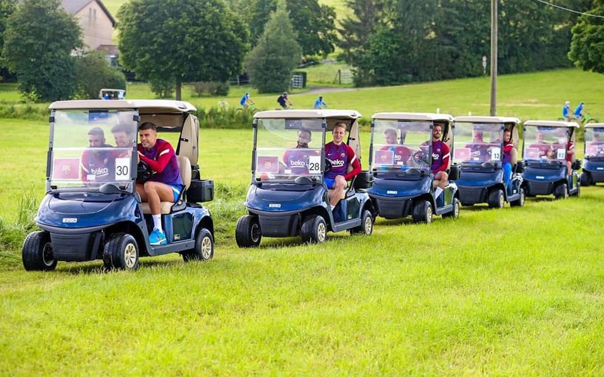 ბარსელონას ფეხბურთელები ვარჯიშზე გოლფის მანქანებით მივიდნენ (ვიდეო)