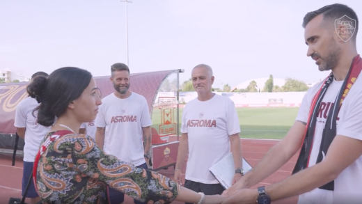 რომას ქომაგმა მეგობარ გოგოს ხელი გუნდის ბაზაზე, მოურინიოს თვალწინ სთხოვა | VIDEO 7